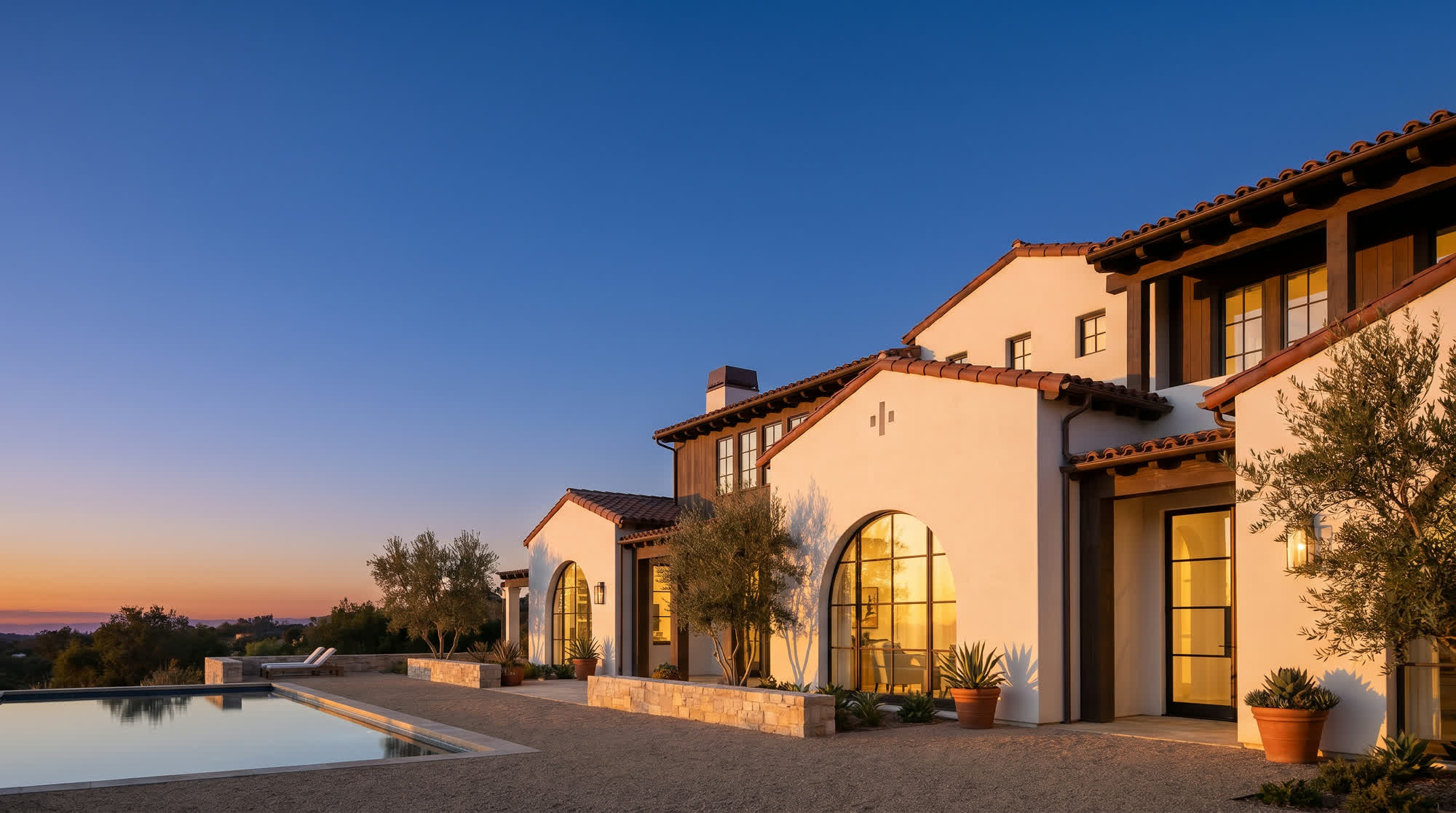 Vivienda mediterránea al atardecer